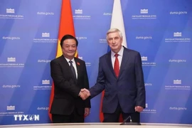 Le vice-président de l'Assemblée nationale du Vietnam, Lê Minh Hoan (gauche) et le premier vice-président de la Douma d'État russe, Ivan Melnikov. Photo: VNA