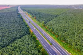 Véhicules sur l'autoroute Ho Chi Minh-Ville – Long Thanh – Dau Giay. Photo : Vietnam+