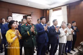 Des délégués rendent hommage au Président Ho Chi Minh. Photo: VNA
