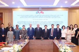 Le chef adjoint de la Commission centrale de la sensibilisation, de l'éducation et de la mobilisation des masses du Parti, Tran Thanh Lâm et la délégation du Centre Fidel Castro Ruz de Cuba. Photo: VNA