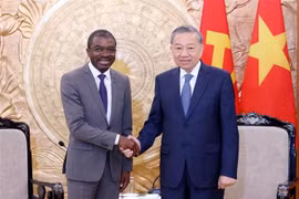 Le secrétaire général du Parti, Tô Lâm, reçoit le directeur du Centre du patrimoine mondial de l’UNESCO, Lazare Eloundou Assomo. Photo: VNA