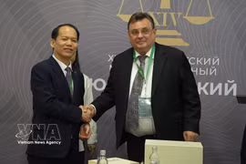 Le ministre vietnamien de la Justice, Hoang Thanh Tung, rencontre son homologue russe, Konstantin Chuychenko. Photo: VNA