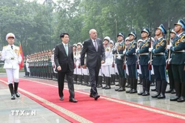 La visite officielle du président hongrois et de son épouse au Vietnam