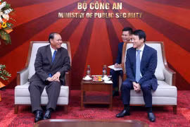 Le général Luong Tam Quang, membre du Bureau politique du PCV et le ministre de la Sécurité publique (droite) et le général Vilay Lakhamphong, membre du Bureau politique et permanent du Secrétariat du Comité central du PPRL. Photo: VNA