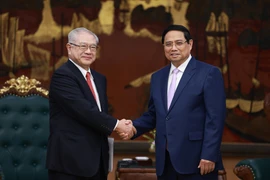 Le Premier ministre Pham Minh Chinh (droite) reçoit le président de l’Association d’amitié Japon–Vietnam de la région du Kansai, Nishimura Teiichi. Photo: VNA