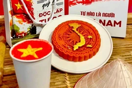Ces derniers jours, les réseaux sociaux vietnamiens voient apparaître une tendance originale : réaliser des gâteaux décorés du drapeau national – rouge à étoile jaune. Photo: VNA