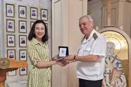 L’ambassadrice du Vietnam en Bulgarie, Nguyên Thi Minh Nguyêt et le contre-amiral Kalinov, directeur de l’Académie navale Vaptsarov. Photo: VNA