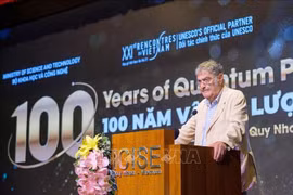 Le professeur Serge Haroche, lauréat du prix Nobel de physique 2012 à la conférence internationale « 100 ans de physique quantique ». Photo: VNA