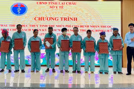 Remise des cadeaux aux patients opérés à Lai Châu. Photo: baolaichau.vn