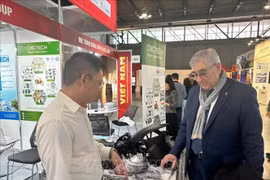 Le secrétaire général de la Chambre de commerce Italie–Vietnam, Walter Cavrenghi, visite le pavillon vietnamien. Photo: VNA