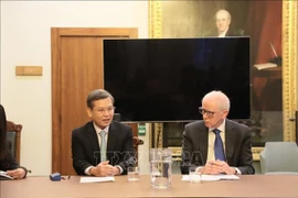 Le président de la Cour populaire suprême du Vietnam, Lê Minh Tri (gauche) et Sir Robert Reed, président de la Cour suprême du Royaume-Uni. Photo: VNA