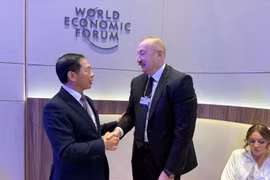 Le vice-Premier ministre Bui Thanh Son (gauche) et le président azerbaïdjanais Ilham Aliyev. Photo: VNA