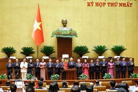 Le secrétaire général du Parti, To Lam, au nom des députés de la 16e Assemblée nationale, remet des fleurs en signe de félicitations au président de l'Assemblée nationale, Tran Thanh Man, aux vice-présidents de l'Assemblée nationale et aux membres du Comité permanent de l'Assemblée nationale. Photo : VNA