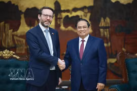 Le Premier ministre Pham Minh Chinh reçoit l’ambassadeur britannique Iain Frew. Photo: VNA