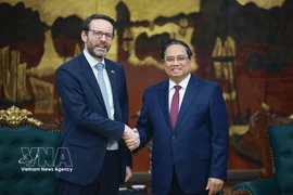 Le Premier ministre Pham Minh Chinh reçoit l’ambassadeur britannique Iain Frew. Photo: VNA