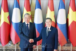 Le secrétaire général du PCV, Tô Lâm (gauche) et le président de l’Assemblée nationale du Laos, Saysomphone Phomvihane. Photo: VNA