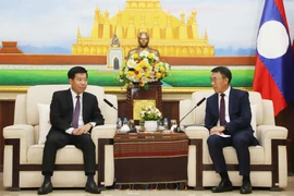 le vice-ministre vietnamien des Affaires étrangères, Nguyen Manh Cuong (gauche) et le chef par intérim de la Commission des relations extérieures du Comité central du Parti populaire révolutionnaire du Laos (PPRL), Bounlua Phandanouvong. Photo: VNA