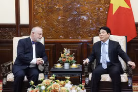 Le président Luong Cuong (droite) reçoit l’ambassadeur tchèque Hynek Kmonicek. Photo: VNA