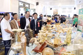 Aujourd’hui, la promotion commerciale ne se limite plus aux foires ou aux rencontres d’affaires. es entreprises doivent désormais comprendre les attentes des acheteurs, adapter leurs produits aux besoins du marché. Photo: VNA