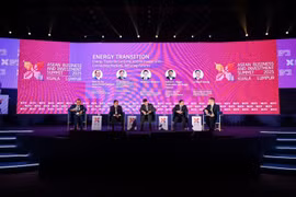 Table ronde intitulée "La transition énergétique et le réseau électrique de l'ASEAN – Connecter les marchés, assurer l'avenir". Photo: PetroTimes