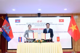Signature d’un accord sur le renforcement du commerce Vietnam-Cambodge pour 2025-2026. Photo: VNA