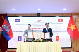 Signature d’un accord sur le renforcement du commerce Vietnam-Cambodge pour 2025-2026. Photo: VNA