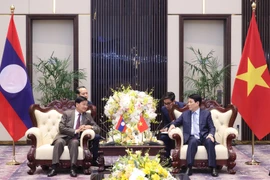 Le président Luong Cuong (droite) reçoit le dirigeant lao Thongloun Sisoulith. Photo: VNA