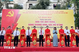 Inauguration de l'exposition photographique « Nation héroïque, Parti glorieux, Grand Oncle Hô » à Hô Chi Minh-Ville