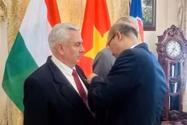L'ambassadeur du Vietnam en Italie Bui Lê Thai remet l’Ordre d’amitié à deux responsables de l’Association d’amitié Hongrie-Vietnam. Photo: VNA