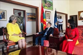 La gouverneure générale de la Grenade, Cecile La Grenade reçoit l’ambassadeur vietnamien Vu Trung My et son épouse. Photo: VNA