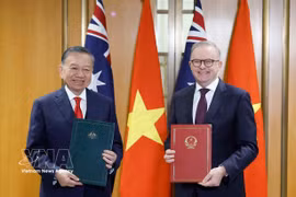 Le secrétaire général du Parti communiste du Vietnam (PCV) et président vietnamien, To Lam (gauche), et le Premier ministre australien, Anthony Albanese, échangent une déclaration commune. Photo: VNA