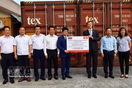 Réception d’un lot d’aide humanitaire offert par le gouvernement biélorusse au port de Tien Sa à Da Nang. Photo: VNA