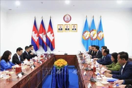 La délégation de la Commission centrale de la sensibilisation, de l’éducation et de la mobilisation des masses du PCV travaille avec la Commission centrale de la sensibilisation et de l’éducation du CPP. Photo: VNA