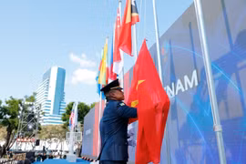 Le drapeau national du Vietnam a été hissé à Hua Mark Indoor Stadium de Bangkok. Photo: VNA
