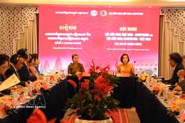 La 4e conférence conjointe pour la période 2022-2027 entre l’Association d’amitié Vietnam-Cambodge et l’Association d’amitié Cambodge-Vietnam. Photo: VNA