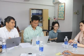 Séance de travail avec le Comité de gestion du port de pêche de Cat Lo. Photo: sggp.org.vn