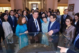Le PM Pham Minh Chinh et son homologue japonais visitent le Musée national d'histoire du Vietnam. Photo: VNA