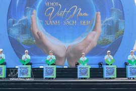 Lancement du mouvement "Toute la population unie pour la protection de l’environnement, pour un Vietnam vert, propre et beau". Photo: VNA