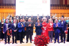 Le Premier ministre Pham Minh Chinh et son homologue russe, Mikhaïl Michoustine (au milieu), au concert. Photo: VNA