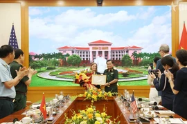 Le vice-ministre de la Défense, Hoàng Xuân Chiên remet le satisfecit à la directrice de l’USAID au Vietnam, Aler Grubbs. Photo: VNA