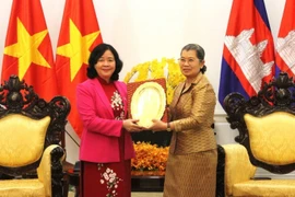 La présidente du Comité central du Front de la Patrie du Vietnam, BUi Thi Minh Hoai (gauche) et la présidente du Conseil national du Front de solidarité pour le développement de la patrie cambodgienne, Men Sam An lors de leur rencontre le 6 février à Phnom Penh. Photo: VNA