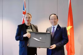 Le secrétaire adjoint du Comité municipal du Parti et président du Conseil populaire de Hanoï, Nguyên Ngoc Tuân et la maire de la ville de Wellington, Tory Whanau. Photo: VNA