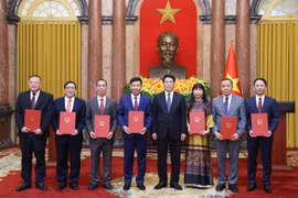 Remise de décissions à des nouveaux ambassadeurs. Photo: VNA