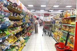 Le total des ventes au détail de biens et des recettes des services de consommation au premier semestre 2026 est estimé à 3.889,5 billions de dôngs (près de 149,6 milliards de dollars). Photo: VNA