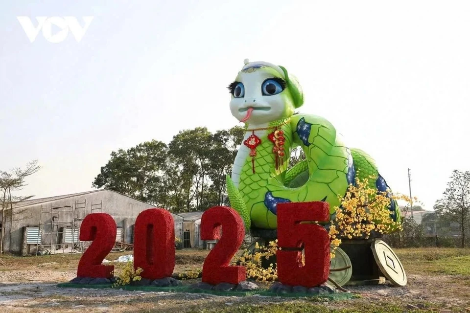 La mascotte de serpent de la province de Bac Giang, appelée Rắn Hạnh Phúc (Serpent heureux), est une création remarquable de l’artiste Bui Van Quan. Mesurant 5,1 mètres de haut et pesant 7 tonnes, ce chef-d’œuvre est fabriqué en béton armé et en acier, mettant en valeur à la fois la durabilité et la finesse artistique.