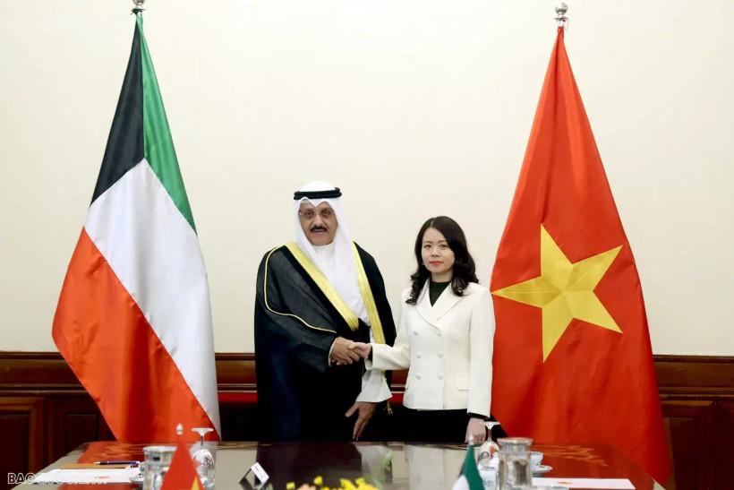 La vice-ministre des Affaires étrangères Nguyên Minh Hang et l'assisstant du ministre koweïtien des Affaires étrangères chargé de l'Asie Samee Essa Johar Hayat. Photo: baoquocte.vn