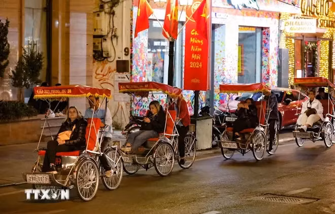 Des touristes étrangers à Hanoi. Photo: VNA