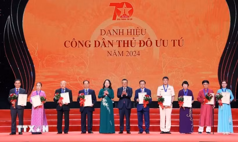 La vice-présidente de la République Vo Thi Anh Xuân et le président du Comité populaire municipal Trân Sy Thanh ont décerné le tire « Citoyens d’élite » de 2024 à dix individus. Photo. VNA