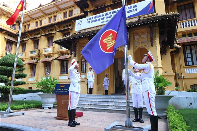 Cérémonie de levée du drapeau marquant le 57e anniversaire de l'ASEAN. Photo: VNA