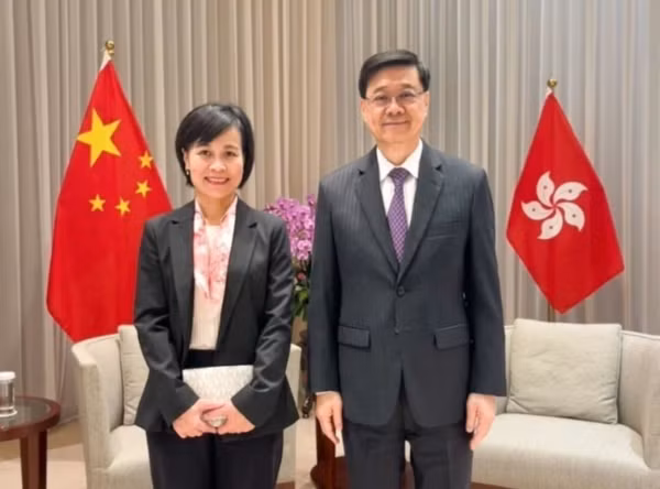 La consule générale du Vietnam à Hong Kong et à Ma Cao (Chine), Lê Duc Hanh, et le chef de l'exécutif de la région administrative spéciale de Hong Kong (Chine), Lee Ka-chiu. Photo: VNA